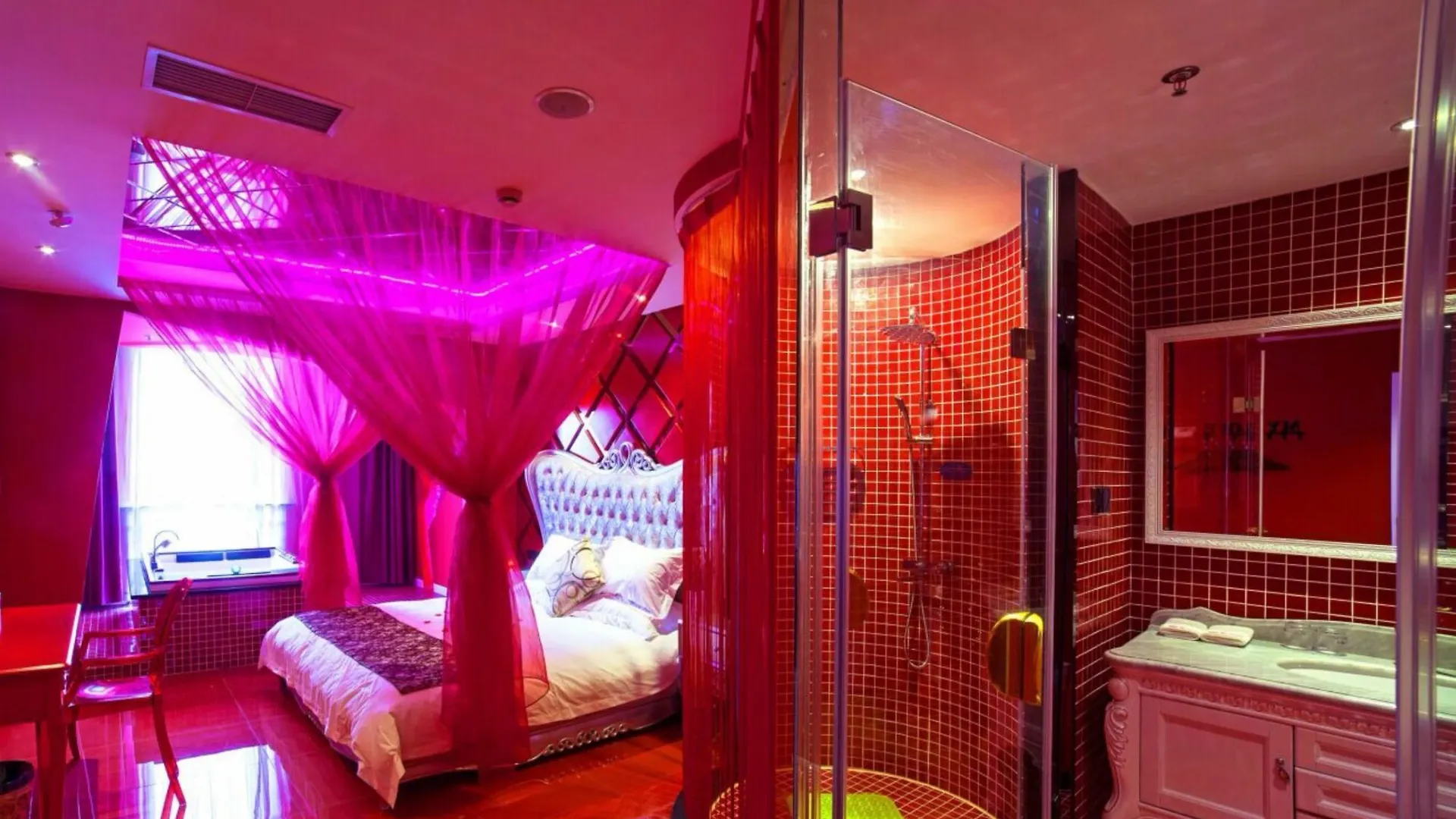 ***  Suzhou Huazhiyu Lover Theme Hotel China