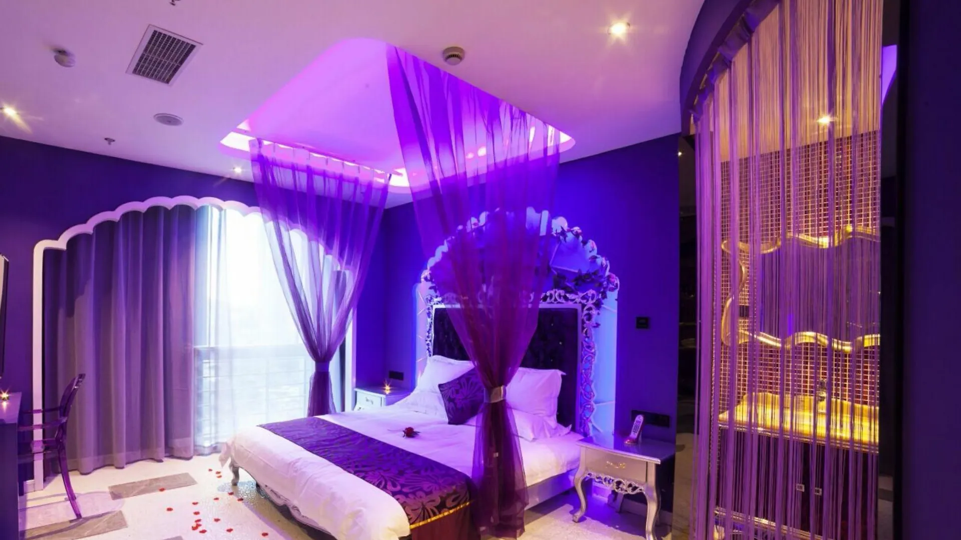 Suzhou Huazhiyu Lover Theme Hotel