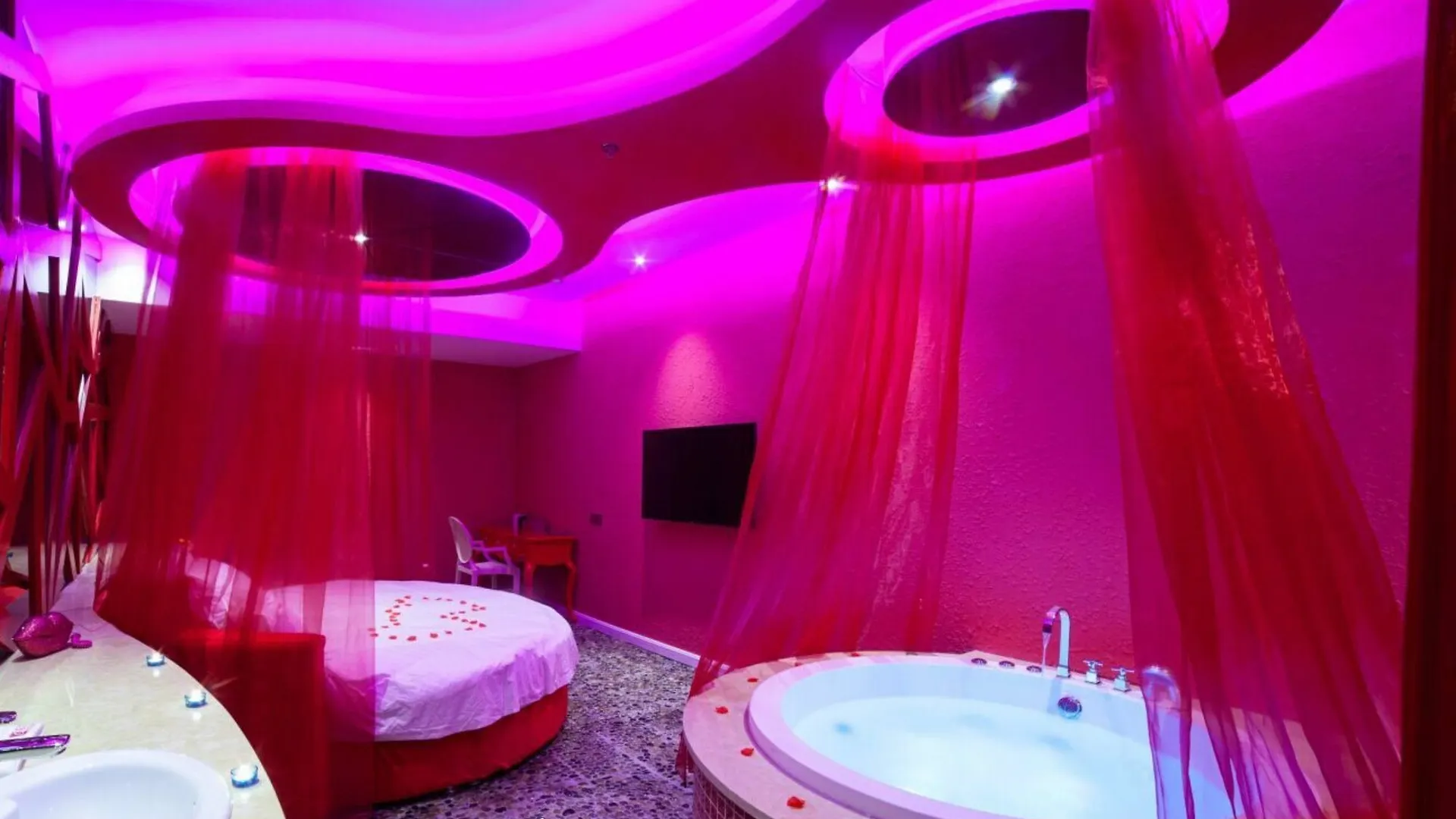 Suzhou Huazhiyu Lover Theme Hotel  Suzhou (Jiangsu)