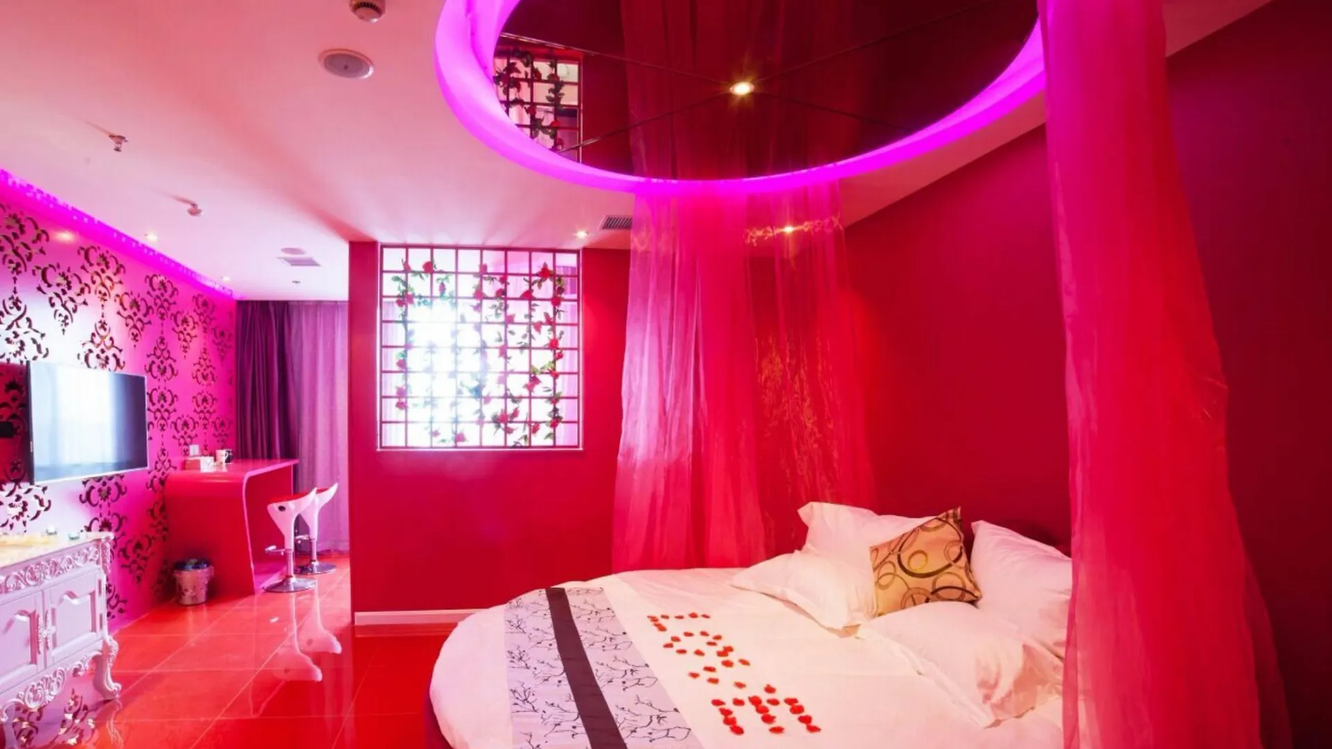 Suzhou Huazhiyu Lover Theme Hotel