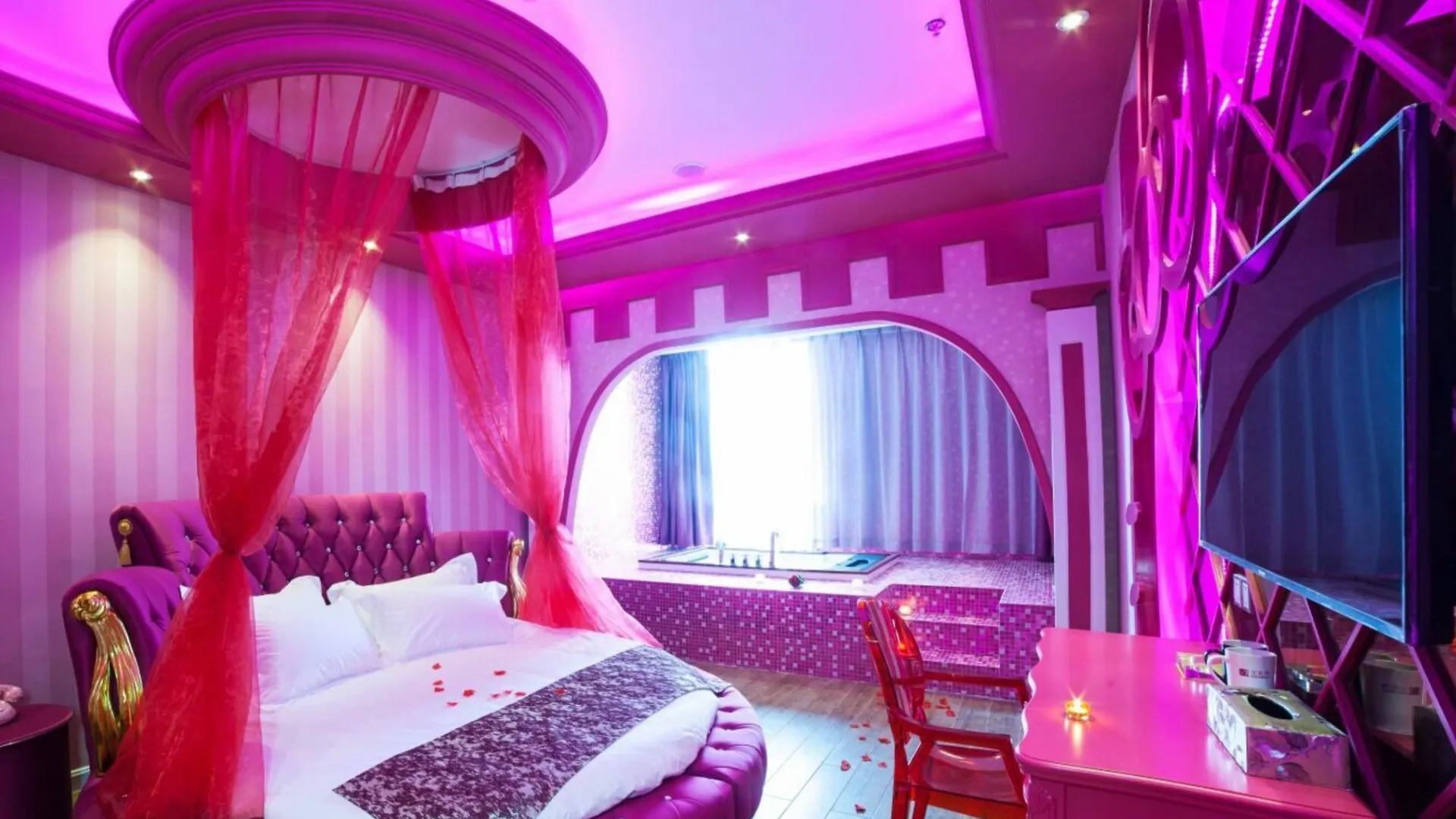 ***  Suzhou Huazhiyu Lover Theme Hotel China